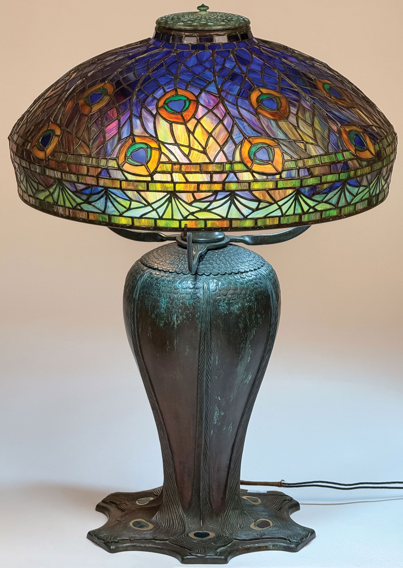 BEAUTIFUL TIFFANY PEACOCK STYLE TABLE LAMP (1 of 10)