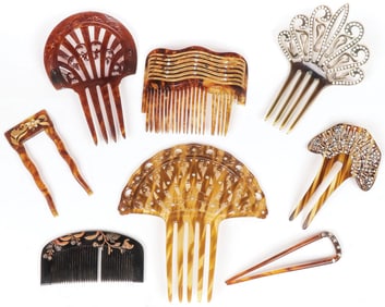GROUP LOT OF LADIES HAIR COMBS & OTHER