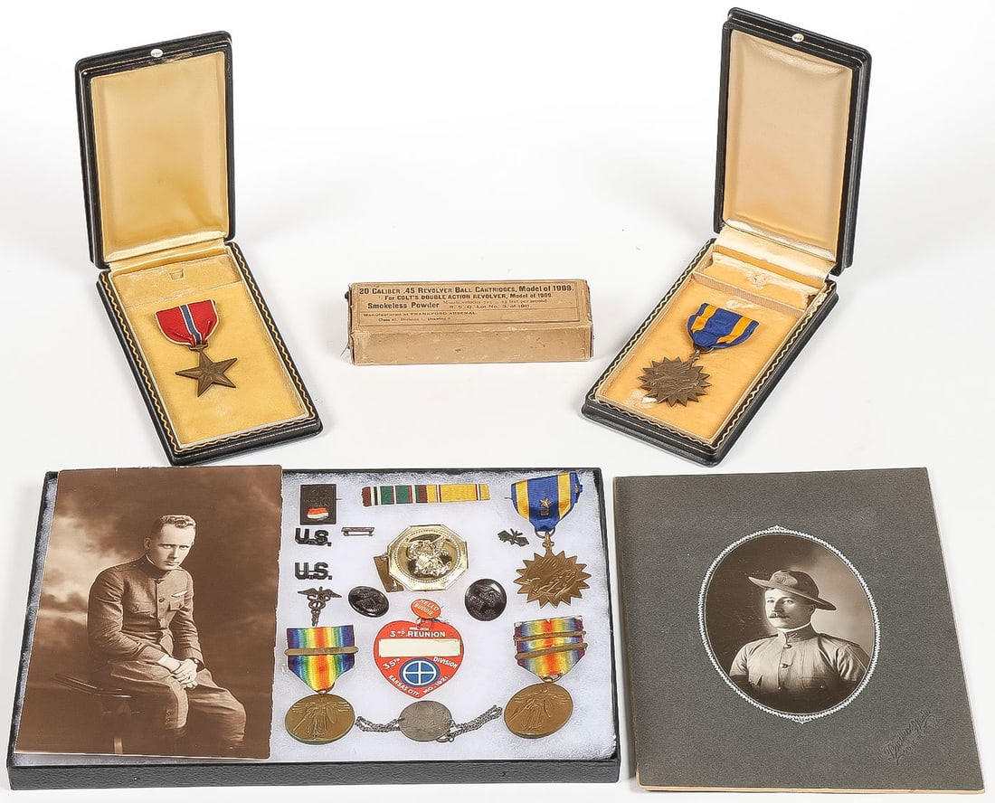 GOOD MIXED US MILITARY MEDAL & INSIGNIA GROUP: GOOD MIXED US MILITARY MEDAL & INSIGNIA GROUP. Comprising over 20 individual pieces, including 2 WWI Victory medals, one with Siberia bar, the other with Meuse-Argonne and Defense Sector bars; a boxed