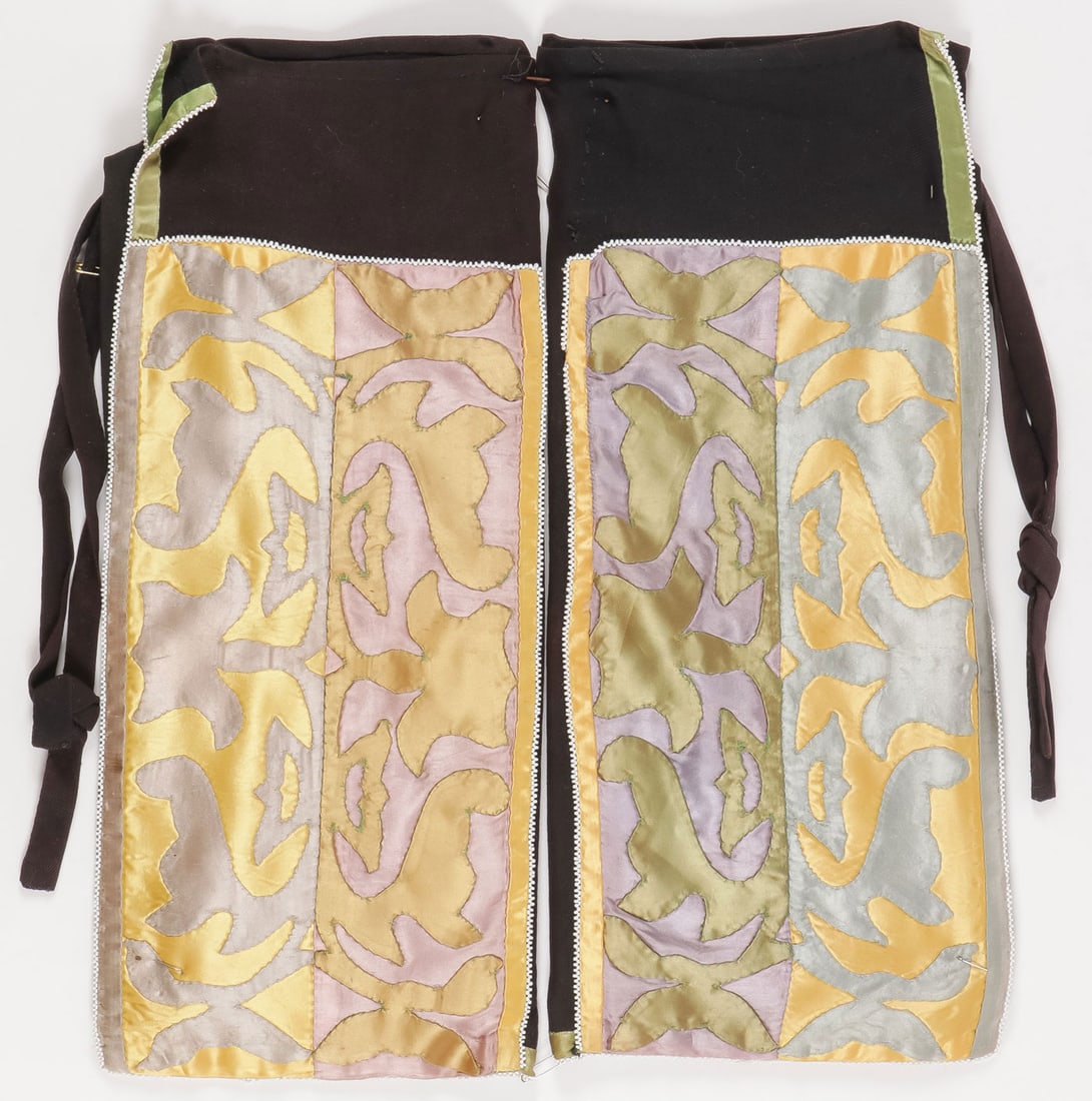 PR GREAT LAKES MEN'S HALF LEGGINGS: PR GREAT LAKES MEN'S HALF LEGGINGS. Great hand cut and hand sewn silk applique with beaded borders and original ties. Very good condition. Height 18 inches.SHIPPING NOTICE:If you are not using the L