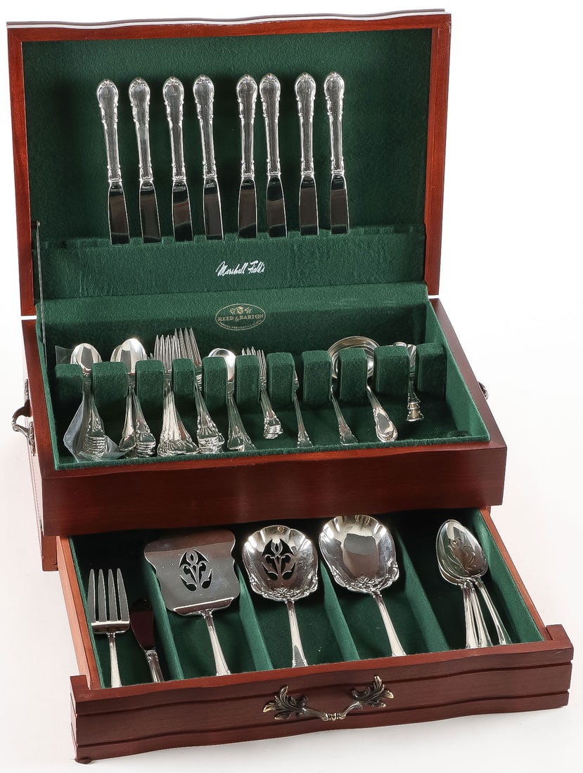 56 PIECE STERLING SILVER FLATWARE SET: 56 PIECE STERLING SILVER FLATWARE SET. Comprising a 56 piece cased service of sterling silver in Lunt Modern Victorian pattern, including 8 forks 6.25 inches, 8 forks 7.25 inches, 16 spoons 6 inches,