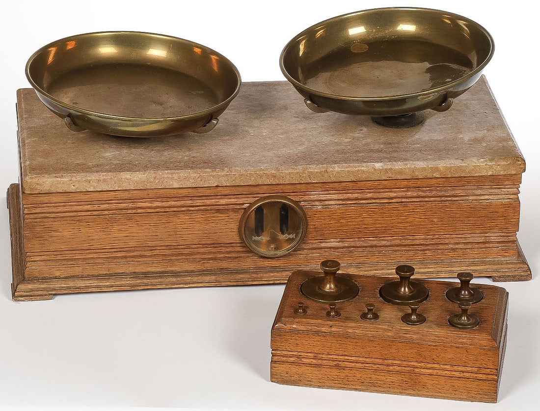 VINTAGE COUNTER PHARMACY SCALE: VINTAGE COUNTER PHARMACY SCALE. Comprising a good vintage pharmacy counter scale, oak case, beveled marble top, two brass scale pans, and a set of weights contained in the original oak holder. Length