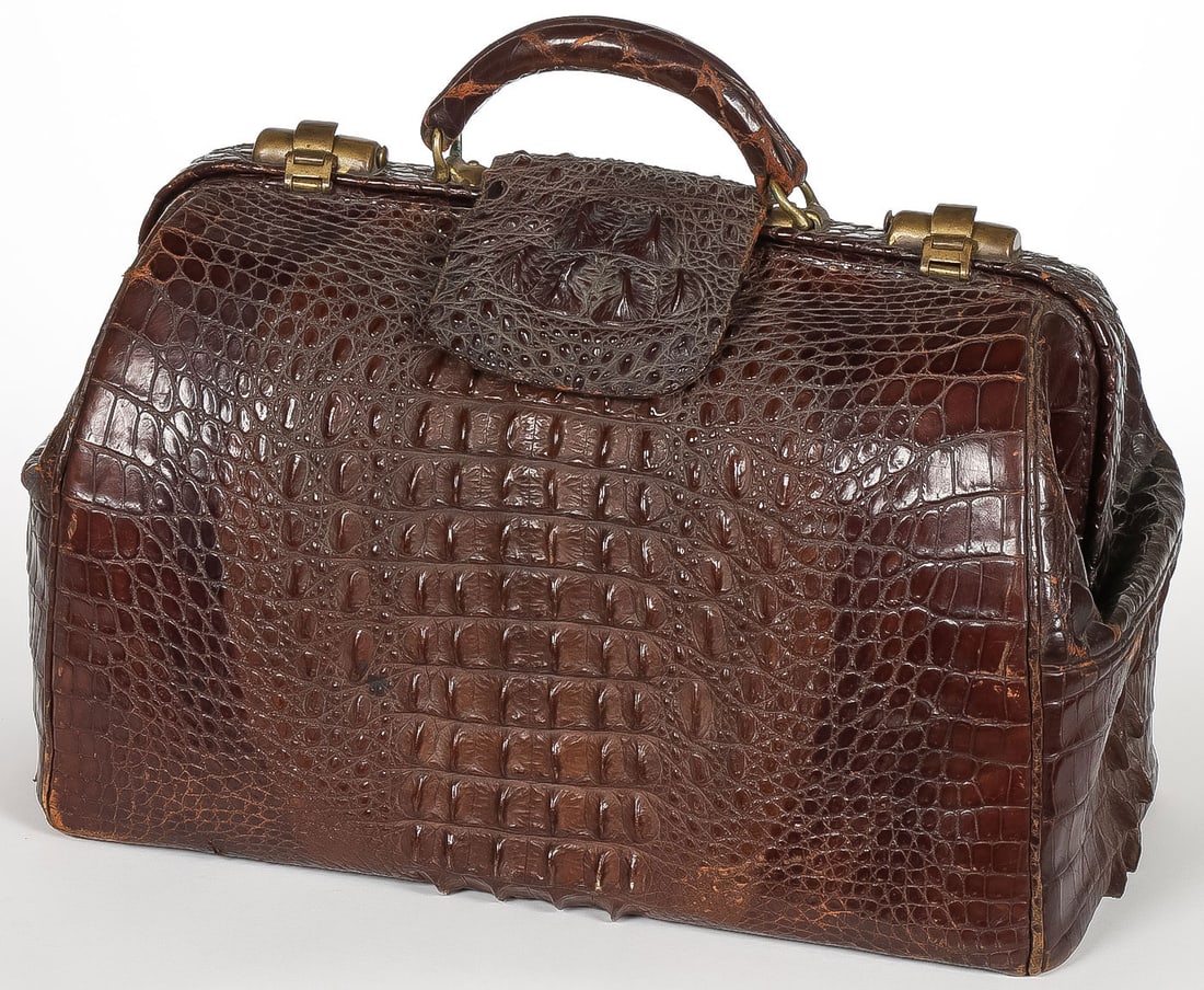GOOD VINTAGE ALLIGATOR SKIN BAG, C. 1900: GOOD VINTAGE ALLIGATOR SKIN BAG, C. 1900. With brass latches, swivel handle, and interior compartments, in very good condition. Height 12 inches, width 17 inches, depth 8 inches.SHIPPING NOTICE:If y