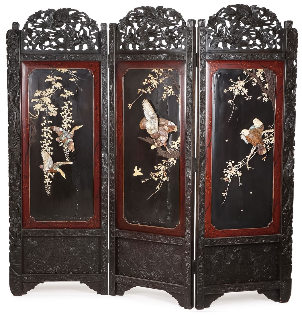 IMPRESSIVE JAPANESE SHIBAYAMA SCREEN, MEIJI: IMPRESSIVE JAPANESE SHIBAYAMA SCREEN, MEIJI. Comprising a large and impressive late 19th century Japanese folding floor screen composed of 4 hinged carved wood frames, each set with a lacquered panel
