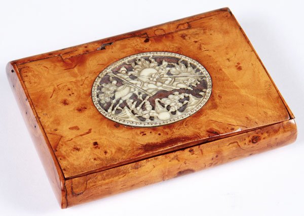 RUSSIAN KARELIAN BIRCH & WALRUS IVORY CASE: A UNUSUAL RUSSIAN KARELIAN BIRCH AND CARVED WALRUS IVORY CIGARETTE CASE, 19TH CENTURY. The polished body with hinged lid set with carved walrus ivory medallion depicting two charging knights on horseb