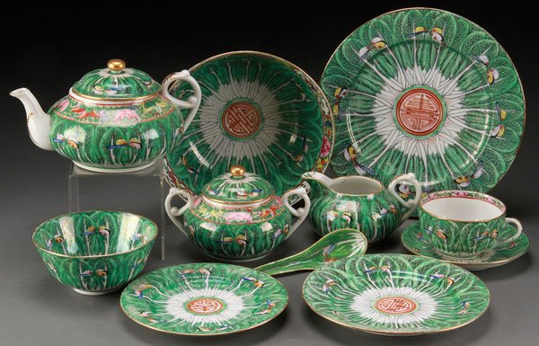 ORIENTAL PORCELAIN CABBAGE LEAF DINNERWARE: A SET OF ORIENTAL PORCELAIN CABBAGE LEAF DECORATED DINNERWARE, Probably mid 20TH CENTURY. Comprising seven dinner plates, six luncheon plates, six dessert plates, six cups and seven saucers, seven sou