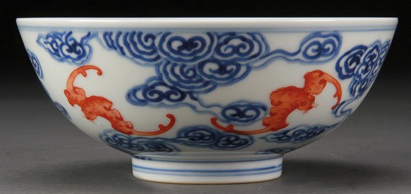 CHINESE BLUE AND WHITE & RED OXIDE DECORATED BOWL: A VERY FINE CHINESE BLUE AND WHITE AND RED OXIDE DECORATED PORCELAIN BOWL. Finely painted with five bats in flight and stylized cloud forms, the interior with similar decoration. The base with six cha