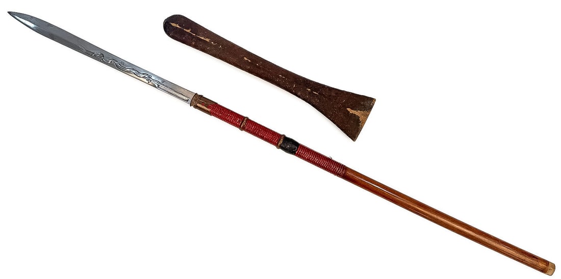 JAPANESE SU YARI, MEIJI: JAPANESE SU YARI, MEIJI. Comprising a good Japanese Su Yari with 20.25 inch triangular cross section blade (51.5cm), with central ridge, double edge blade, one side with deeply engraved dragon and sho