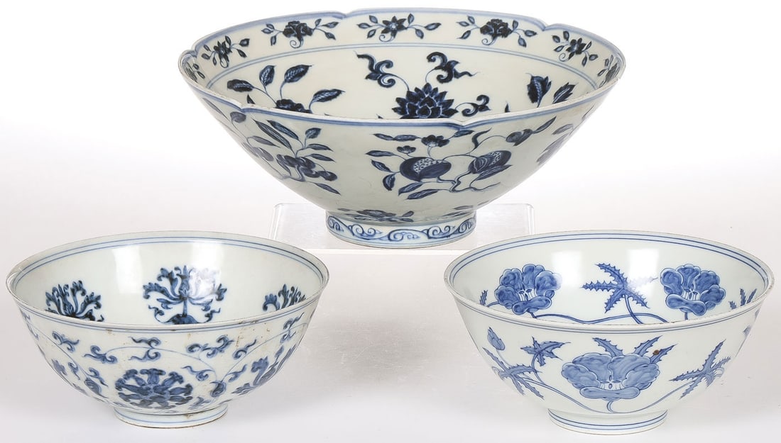3 CHINESE BLUE & WHITE FOOTED BOWLS: 3 CHINESE BLUE & WHITE FOOTED BOWLS. Comprising three individual footed bowls, the largest with scalloped rim, floral scroll foliate decoration, the underside exhibiting a blue and white underglaze do