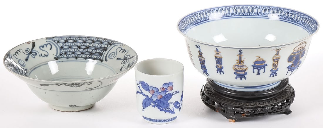 CHINESE PORCELAIN GROUP: CHINESE PORCELAIN GROUP. Comprising a finely decorated footed bowl on ring foot with flared rim, the sides banded in an "antiques" pattern with gilt highlights, and the underside with blue underglaze 