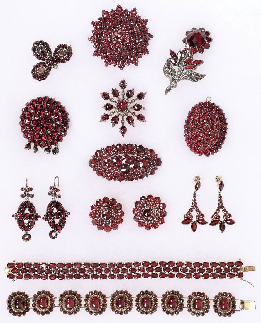 EXCELLENT GARNET JEWELRY GROUP: EXCELLENT GARNET JEWELRY GROUP. Comprising a good group of garnet-mounted jewelry, comprising fifteen individual pieces including three sets of matching earrings. At center, a very fine 14K gold snowf