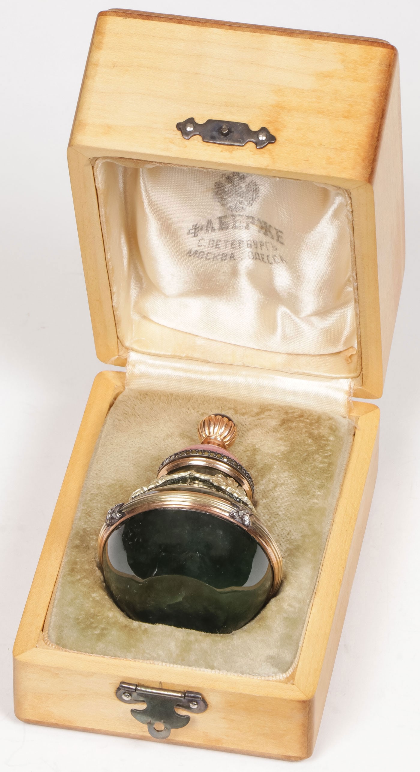 A FABERGE STYLE GOLD, DIAMOND & NEPHRITE GUM POT: A FABERGE STYLE GOLD, DIAMOND & NEPHRITE GUM POT. Comprising a carved nephrite bowl with ribbon tied gold reeded banding. The shoulders with gold garlands beneath a hinged domed lid, banded with diamo