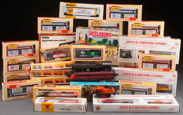 A 31 PIECE GROUP OF HO MODEL TRAIN CARS, ENGINES,: A 31 PIECE GROUP OF HO MODEL TRAIN CARS, ENGINES, AND ACCESSORIES, LATE 20TH CENTURY. The majority by Bachmann. Together with a Lionel 623 Santa Fe diesel engine. The largest 12 inches (30 cm).