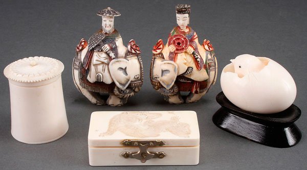 A FIVE PIECE CARVED IVORY GROUP: A FIVE PIECE CARVED IVORY GROUP, 19TH/20TH CENTURY. Comprising a Japanese lidded box with intaglio carved monkeys, a Japanese carved ivory chick in egg netsuke, a pair of Chinese figural carved ivory 
