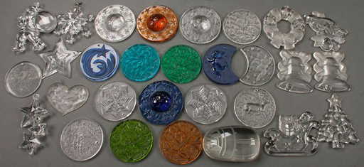 A LALIQUE AND TIFFANY GLASS CHRISTMAS ORNAMENT GROUP - A LALIQUE AND TIFFANY GLASS CHRISTMAS ORNAMENT GROUP