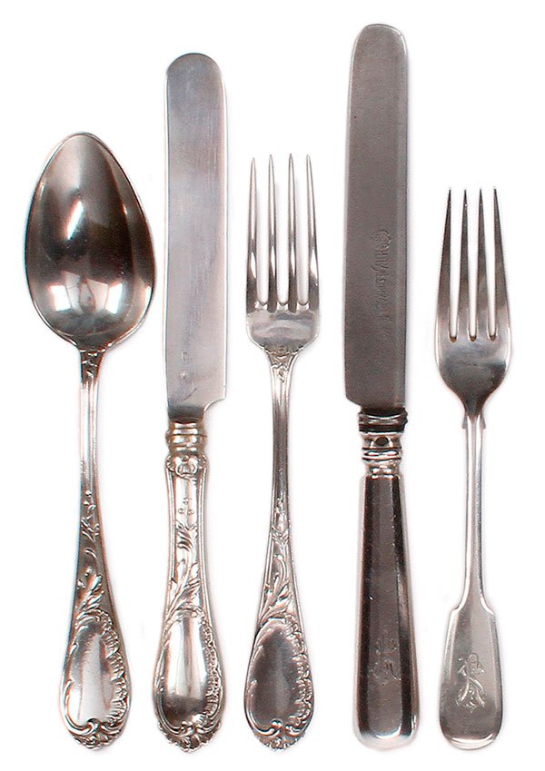 2 PARTIAL SETS OF RUSSIAN SILVER FLATWARE, C 1900: TWO PARTIAL SETS OF RUSSIAN SILVER FLATWARE, CIRCA 1900. Comprising 11 matching dinner forks and 11 matching knives (22 in all) hallmarked Moscow circa 1908-1917 and Cyrillic maker’s mark of Khlebni
