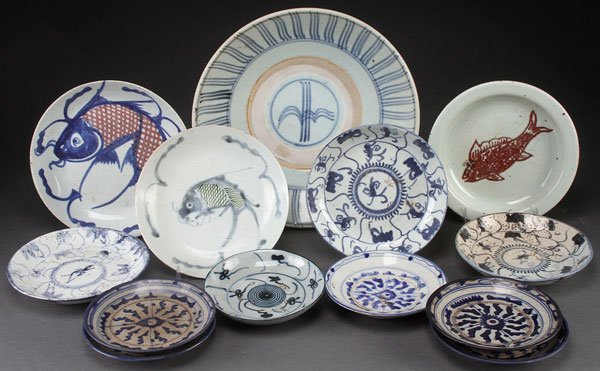 13 ORIENTAL EXPORT DECORATED GLAZED PLATES: A GROUP OF 13 ORIENTAL EXPORT DECORATED GLAZED PLATES. Comprising a blue and green decorated carp plate, 10 Vietnamese blue and white plates of various size, a Chinese blue and red oxide carp plate, a