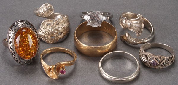 AN EIGHT PIECE GOLD AND STERLING RING GROUP: AN EIGHT PIECE GOLD AND STERLING RING GROUP, 20TH CENTURY. Comprising a ladies art deco silver filigree and amber cabochon ring, a ladies art deco sterling marcasite and amethyst ring, a ladies sterli