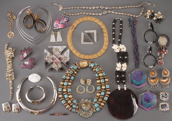 A LARGE GROUP OF VINTAGE COSTUME JEWELRY: A LARGE GROUP OF CONTEMPORARY COSTUME JEWELRY, LATE 20TH CENTURY. Of various style and vintage, including necklace and earring sets, an articulating tiger figural pin, a zircon studded collar with mat