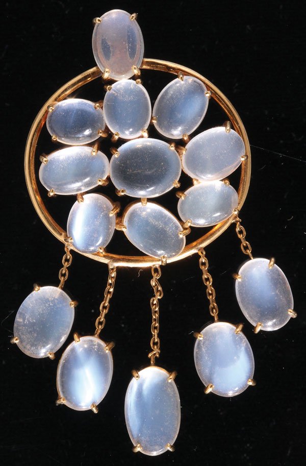 A FINE MOONSTONE AND YELLOW GOLD PENDANT: A FINE MOONSTONE AND YELLOW GOLD PENDANT, 20TH CENTURY. Of chandelier form containing 10 oval cabochon moonstones approximately 8 mm x 6 mm each, with 5 suspended moonstone drops, in an unmarked yello