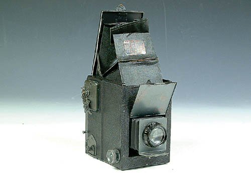 GRAFLEX SERIES B 2 1/4 X 3 1/4 INCHES R: GRAFLEX SERIES B 2 1/4 X 3 1/4 INCHES REFLEX CAMERA WITH 5 1/2 INCH KODAK F 4.5 LENS AND CARRYING CASE. Estimate $75-$150