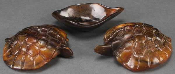 2 CHINESE CARVED HORN BILL TURTLE BRUSH WASHERS: A PAIR OF CHINESE CARVED HORN BILL TURTLE FORM BRUSH WASHERS. In mottled semi-translucent brown and light amber horn bill with carved details. Length 3.5 inches and 4 inches.
