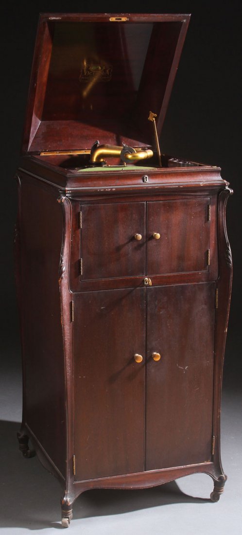 VICTOR VICTROLA UPRIGHT RECORD PLAYER, EARLY 20TH: A VICTOR VICTROLA UPRIGHT RECORD PLAYER, EARLY 20TH CENTURY. Model VV-XVI. In mahogany case. Height 49 inches (149 cm).
