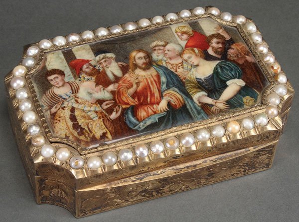 A CONTINENTAL SILVER-GILT AND ENGRAVED BOX: A CONTINENTAL SILVER-GILT AND ENGRAVED BOX, 19TH CENTURY. The rectangular form with concave corners, the sides and underside overall engraved with scrolling foliage, and the lid set with a painting of