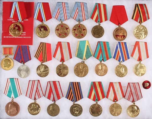 RUSSIAN SOVIET MEDALS, BADGES, & INSIGNIA: A GROUP OF RUSSIAN SOVIET MEDALS, BADGES, INSIGNIA AND MORE, CIRCA 1950-1990. Comprising over 20 various Jubilee medals including the 30th Anniversary of the Soviet Army. As well as over 20 Naval rela