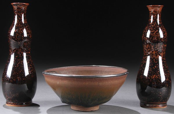 A CHINESE JIAN YAO "HAIRS FUR" SILVER RIMMED: A CHINESE JIAN YAO "HAIRS FUR" SILVER RIMMED POTTERY WINE CUP, POSSIBLY 19TH CENTURY. In a coarse brown earthenware with reddish-brown and black streaked glaze the rim with a narrow, silver band, toge