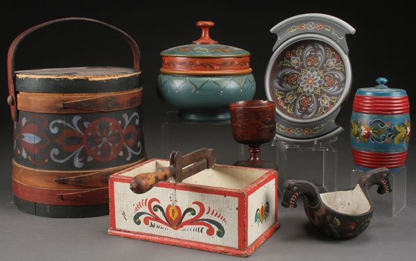 7 NORWEGIAN FOLK ART DECORATED WOOD WARES: A GROUP OF SEVEN NORWEGIAN FOLK ART DECORATED WOODEN TABLEWARES, 19TH / 20TH CENTURY. Comprising a wooden pail, a turned and rosemalled covered box, an early sugar cutter, a porridge bowl, a double dr