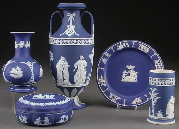 A FIVE-PIECE WEDGWOOD JASPERWARE PORCELAIN GROUP: A FIVE-PIECE WEDGWOOD JASPERWARE PORCELAIN GROUP. Comprising a handled vase, covered box, two cabinet vases and a plate. The greatest height 10.5 inches (27 cm).