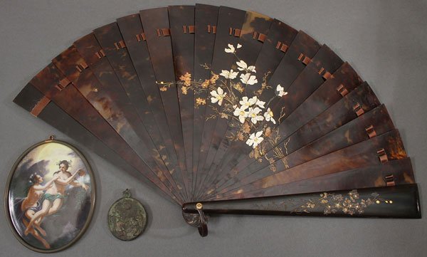 A VERY FINE TORTOISE SHELL AND GILT DECORATED FAN: A VERY FINE TORTOISE SHELL AND GILT DECORATED FOLDING FAN, 19TH CENTURY. The 20 tapering stick tortoise shell blades decorated with multitoned gilt and silver enameled florals. Length 10 inches. Toge