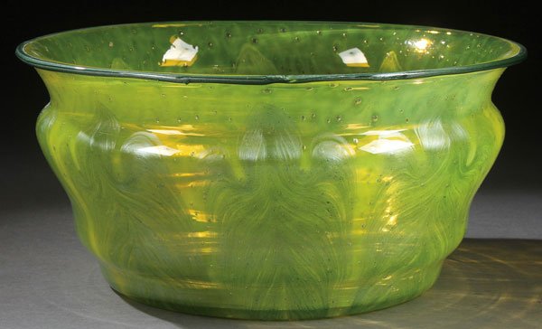 A FINE LOETZ TITANIA CENTER BOWL: A VERY FINE LOETZ “TITANIA” ART GLASS CENTER BOWL, CIRCA 1900. Of squat circular form with shaped sides and flared rim in Vaseline glass internally decorated with blue iridescent pulled feathers,