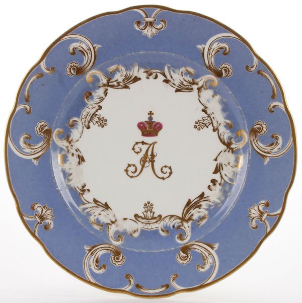 IMPERIAL RUSSIAN PORCELAIN FACTORY PLATES CIRCA 1840: A PAIR OF RUSSIAN PORCELIAN PLATES FROM THE BANQUET SERVICE, IMPERIAL PORCELAIN FACTORY, PERIOD OF NICHOLAS I (1825-1855). The cavetto with the Cypher of Alexander beneath a crown, the borders scallop
