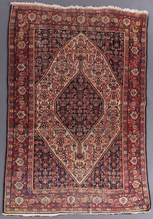 A PERSIAN SENNEH ORIENTAL RUG: A PERSIAN SENNEH ORIENTAL RUG, FIRST QUARTER 20TH CENTURY. 4 feet 3 inches x 6 feet 5 inches (129.5 x 195.6 cm). Provenance: From the lifetime estate collection of Jose Antonio Danobeitia (1942-2011).