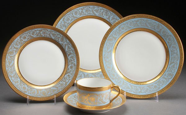AN 80 PIECE SET OF HAVILAND LIMOGES ETCHED GOLD: AN 80 PIECE SET OF HAVILAND LIMOGES ETCHED GOLD DINNERWARE, LAST HALF 20TH CENTURY. Five piece place setting, service for 16. Comprising cups and saucers, 7.5 inch dessert plates, 8.5 inch luncheon pl