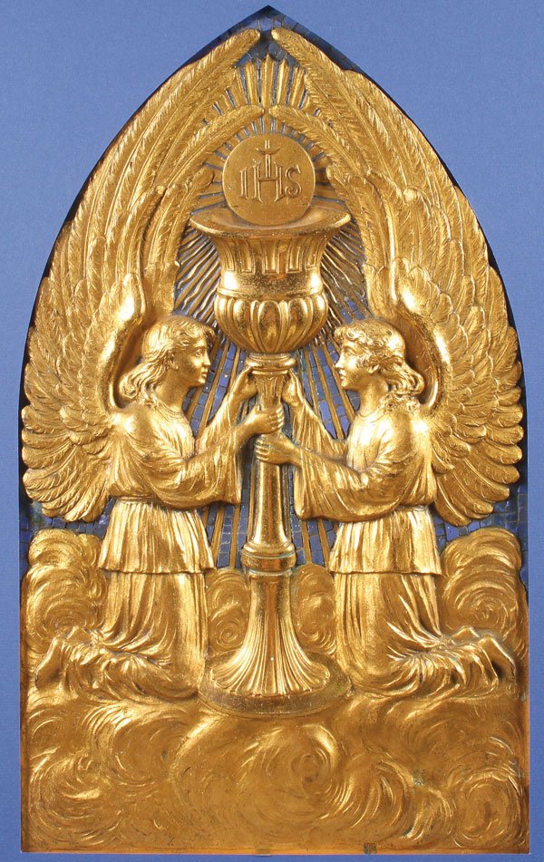 IMPRESSIVE GILT BRONZE ANGEL PLAQUE FRENCH 19TH C: AN IMPRESSIVE GILT BRONZE RELIEF PLAQUE OF ANGELS ADORING THE EUCHARIST, FRENCH, 19TH CENTURY. The gothic arched plaque finely sculpted in high relief and depicting two facing angels with upward sweep