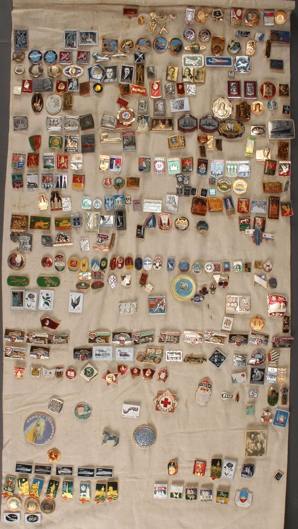 A GROUP OF 550+ RUSSIAN SOVIET BADGES: A GROUP OF 550+ RUSSIAN SOVIET SOUVENIR AND GOVERNMENT-TYPE PINS, BADGES, AND PATCHES, CIRCA 1970-1995. Various materials, mostly aluminum.