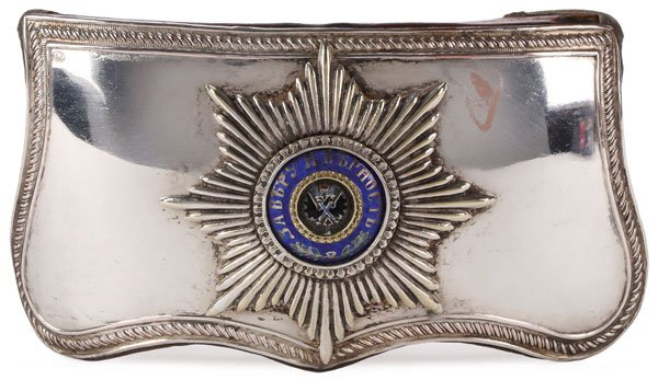 IMPERIAL RUSSIAN GUARDS CAVALRY CARTRIDGE POUCH: AN IMPERIAL RUSSIAN GUARDS CAVALRY LIFE GUARD OFFICER'S CARTRIDGE POUCH, CIRCA 1900. Leather pouch, called a 'Lyadunka', with silver plated padded covered flap embossed with a rope border and with an 