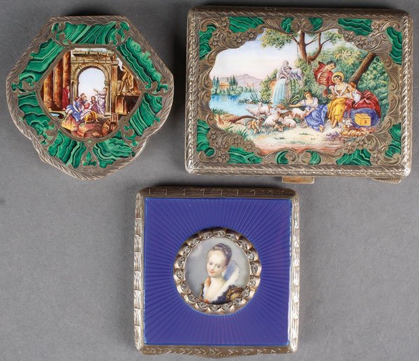 SILVER & ENAMEL COMPACT & CIGARETTE CASE ITALIAN 1920: A MATCHING SILVER AND ENAMEL COMPACT AND CIGARETTE CASE, ITALIAN, 1920. Comprising a shell-shaped compact, the base heavily engraved with scrolling foliage and the hinged lid with enameled faux malach