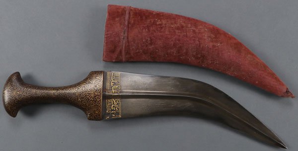 A MUGHAL STYLE DAMASCUS & GILT DECORATED JAMBIYA: A FINE MUGHAL STYLE DAMASCUS AND GILT DECORATED JAMBIYA, The curved double edged Damascus blade with reinforced tip and pronounced medial ridge, both sides of forte panels displaying gilt Arabic inscr