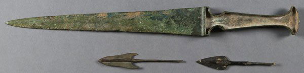 A NICE LURISTAN BRONZE SHORT SWORD, CIRCA 1000: A NICE LURISTAN BRONZE SHORT SWORD, CIRCA 1000 - 800 BC. The tapered blade and handle cast as one piece, the handle flanged for inlays with fan-shaped pommel. The blade with wide, flat midrib and goo