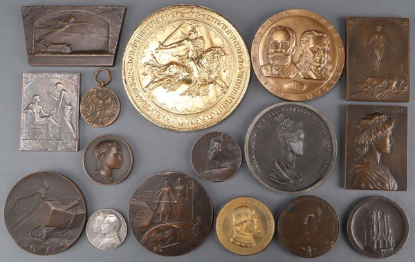 A GROUP OF 16 BRONZE TABLE MEDALS, 19TH/20TH C: A GROUP OF 16 BRONZE TABLE MEDALS, 19TH/20TH CENTURY. Comprising various sizes and shapes and commemorating a variety of events including "The Heroes of Verdun", "Les Chars D'Assaut", and others. Many