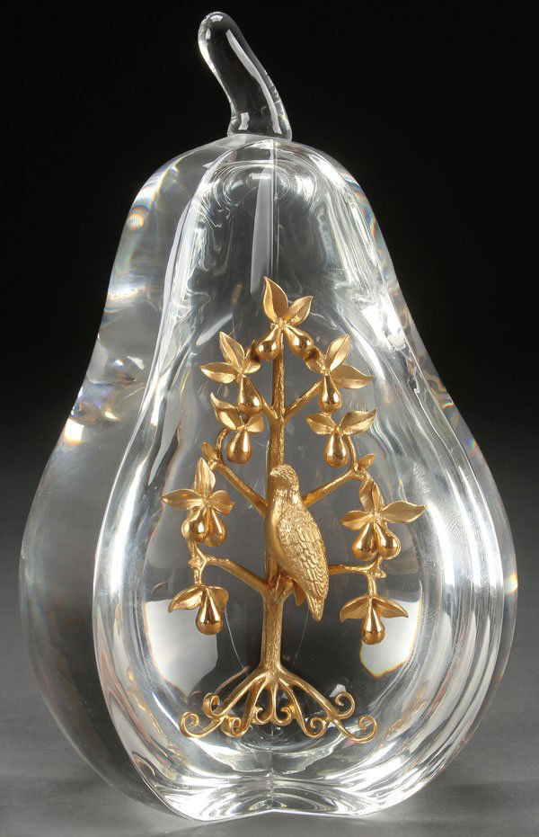 STEUBEN CRYSTAL & 18K GOLD PAPERWEIGHT: A STEUBEN CRYSTAL AND 18K GOLD “PARTRIDGE IN A PEAR TREE” PAPERWEIGHT, LAST HALF 20TH CENTURY. Contained in the original presentation gift box, inscribed on base “Steuben”, height 5.75 inches