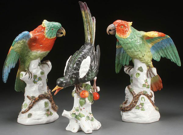 A PAIR OF FRENCH PORCELAIN PARROTS IN THE MEISSEN (1 of 3)
