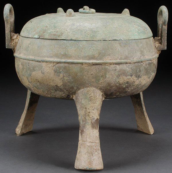 A CHINESE ANCIENT BRONZE  TRIPOD RITUALVESSEL (1 of 5)