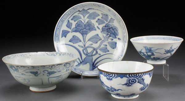 A FOUR PIECE GROUP OF CHINESE BLUE/WHITE CERAMIC (1 of 6)