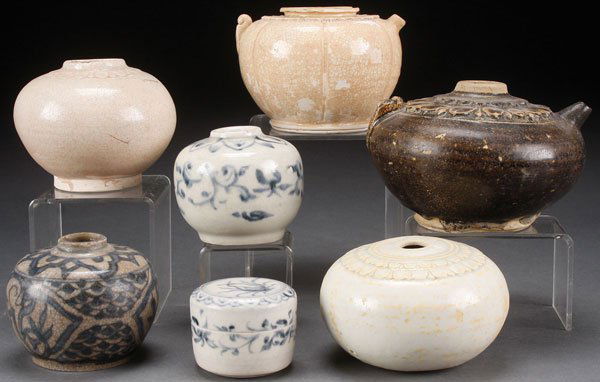 A SEVEN PIECE VIETNAMESE POTTERY GROUP (1 of 2)