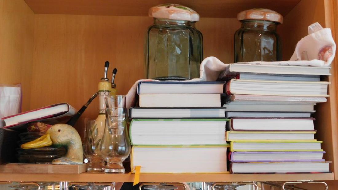 Lot of Kitchen Canisters, Cookbooks, Olive Oil and: Lot of Kitchen Canisters, Cookbooks, Olive Oil and Vinegar, Barware PICK UP IN PECONIC/RIVERHEAD est value $50-100
